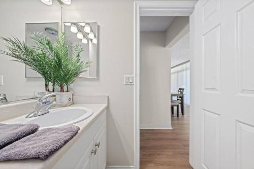 a white bathroom with a sink and a mirror at Apartment Venice beach with view in Los Angeles