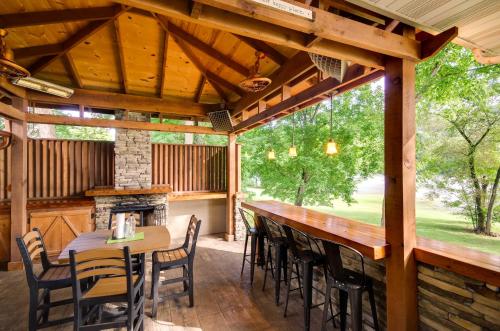 Restoran atau tempat lain untuk makan di TroutFest Anglers Retreat on White River with Deck