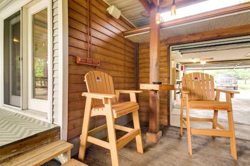 Balkoni atau teres di TroutFest Anglers Retreat on White River with Deck