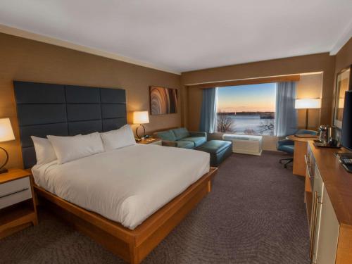 Una cama o camas en una habitación de DoubleTree by Hilton Hotel Niagara Falls New York