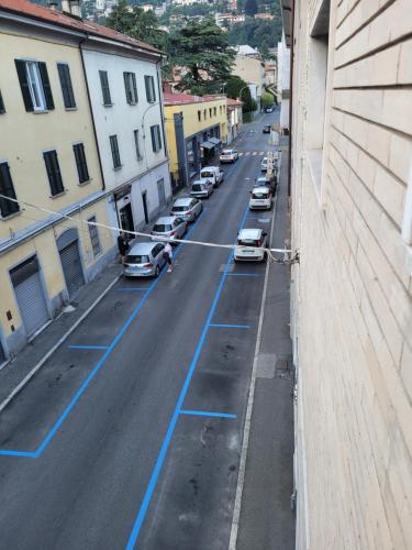 une rue de la ville avec des lignes bleues sur la route dans l'établissement appartamento Docfahouse, à Côme