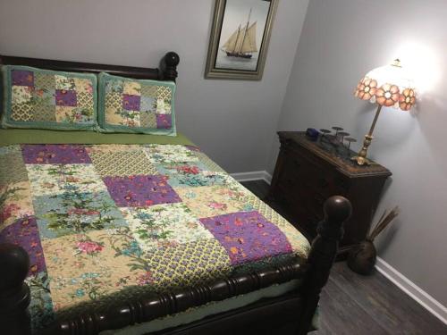 - une chambre avec une couette sur un lit et une lampe dans l'établissement Cottage. Three bedrooms on Farm [Sleeps 6], à Jefferson