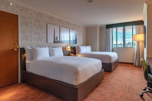 una camera d'albergo con due letti e una finestra di DoubleTree by Hilton San Diego Downtown a San Diego