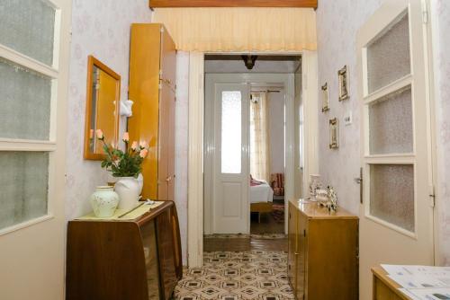 Una habitación con un pasillo con un lavabo y una puerta. en Apartments Martinetti, en Herceg-Novi
