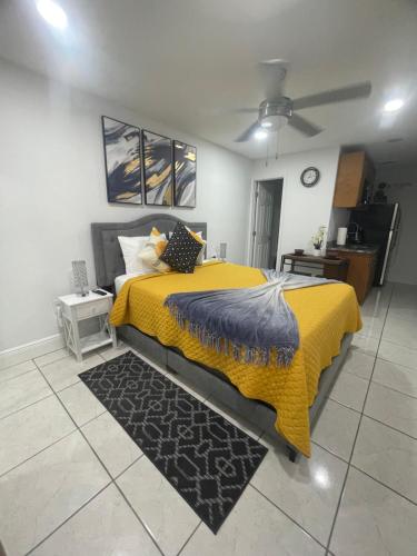1 dormitorio con 1 cama grande con manta amarilla en tranquilo y fantastico apartamento cerca de playas y areopuerto, en Tampa