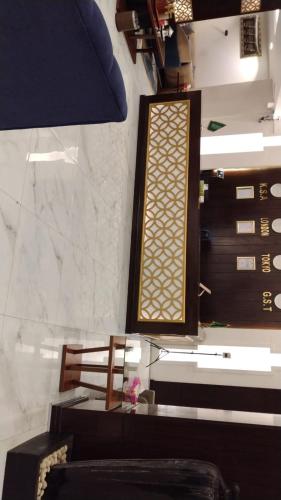 a room with a bench and a table and a window at ريف للشقق الفندقية in Al Madinah