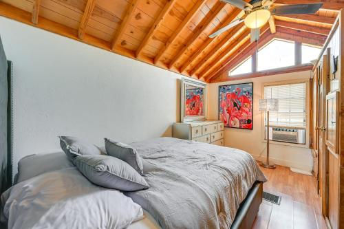 Schlafzimmer mit einem Bett und einem Deckenventilator in der Unterkunft Everglades City Trailer Cabin with Boat Slip! in Everglades City