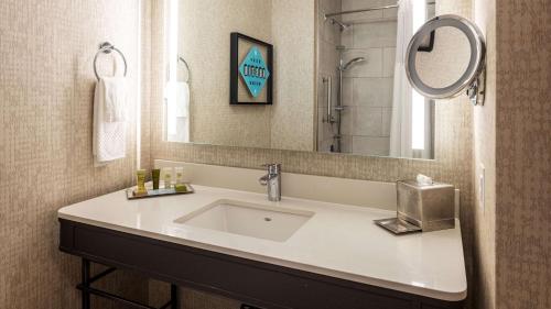 Hilton Austin Airport Image