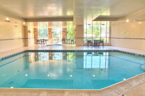 ein großer Pool mit blauem Wasser in einem Gebäude in der Unterkunft Hilton Garden Inn Boise / Eagle in Eagle
