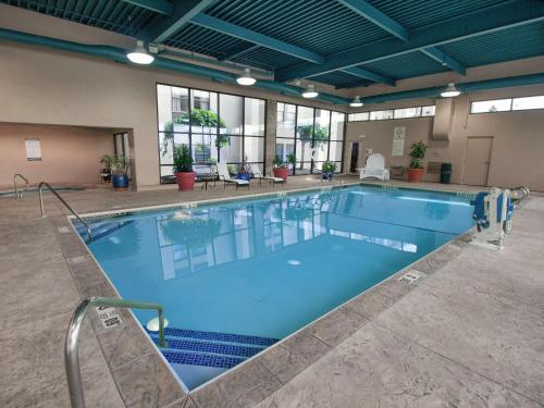 a large swimming pool in a large building at DoubleTree by Hilton Buffalo-Amherst in Amherst