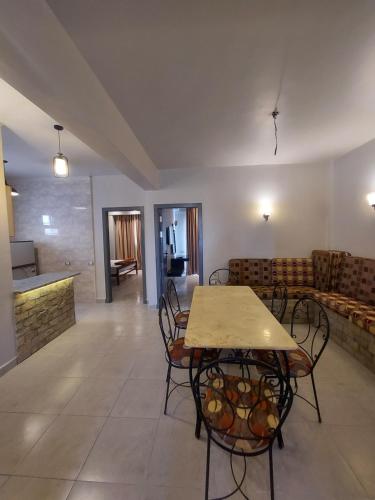 La Perla Resort Ras Sudr في رأس سدر: غرفة طعام مع طاولة وكراسي