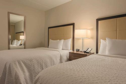 Ένα ή περισσότερα κρεβάτια σε δωμάτιο στο Embassy Suites by Hilton Milwaukee Brookfield
