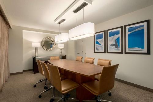 Φωτογραφία από το άλμπουμ του Embassy Suites by Hilton Milwaukee Brookfield σε Brookfield