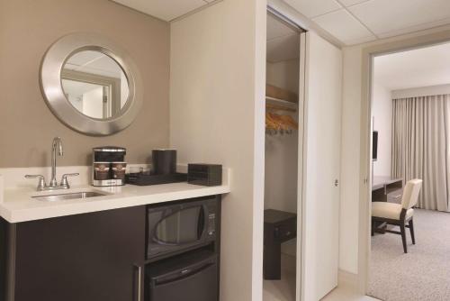 Φωτογραφία από το άλμπουμ του Embassy Suites by Hilton Milwaukee Brookfield σε Brookfield