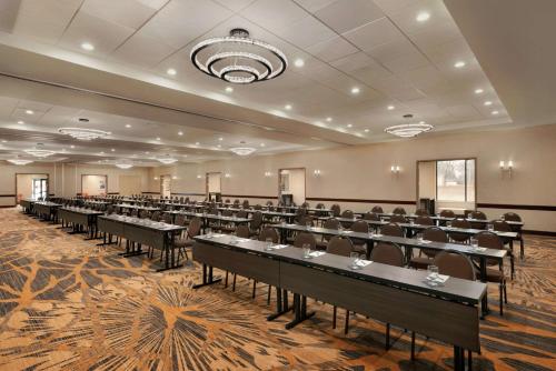Εστιατόριο ή άλλο μέρος για φαγητό στο Embassy Suites by Hilton Milwaukee Brookfield