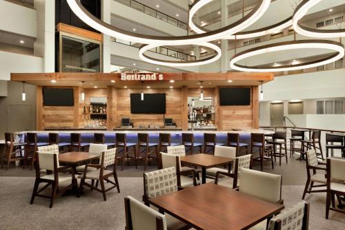 Μια τηλεόραση ή/και κέντρο ψυχαγωγίας στο Embassy Suites by Hilton Milwaukee Brookfield