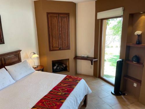 een slaapkamer met een bed en een groot raam bij Luxury at a great price in San Miguel in San Miguel de Allende