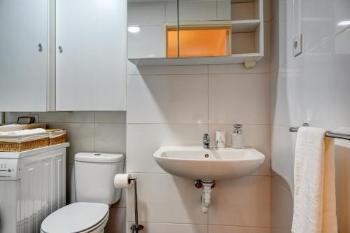 Phòng tắm tại Blue Wave, a Home in Madeira