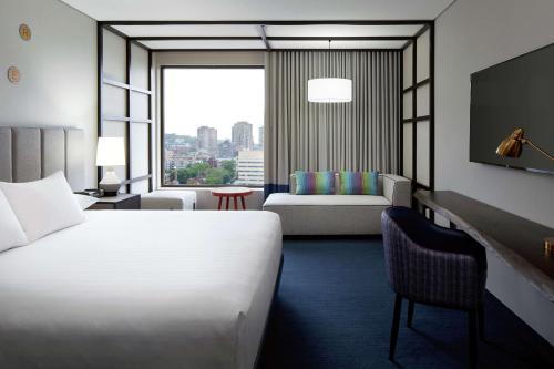Postel nebo postele na pokoji v ubytování DoubleTree By Hilton Montreal