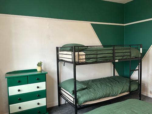 um quarto com 2 beliches e uma cómoda em Emerald Apartment Pleasure Beach Blackpool em Blackpool