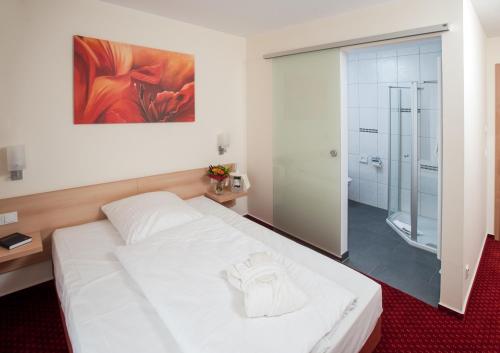 Ένα ή περισσότερα κρεβάτια σε δωμάτιο στο Johanniterhotel