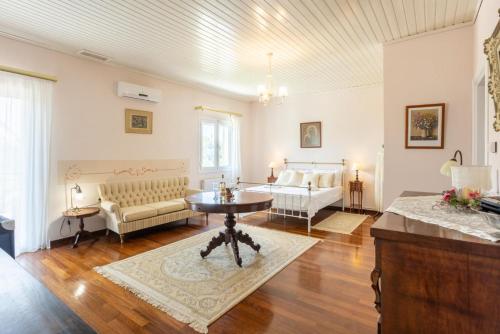 un salon avec une table et un canapé dans l'établissement Villa Golden Tiara, à Corfou