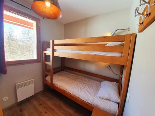 deux lits superposés dans une chambre avec fenêtre dans l'établissement Confortable duplex au pied des pistes, 3 pièces, 6 couchages, 2 SdB, balcon Sud, à Vars