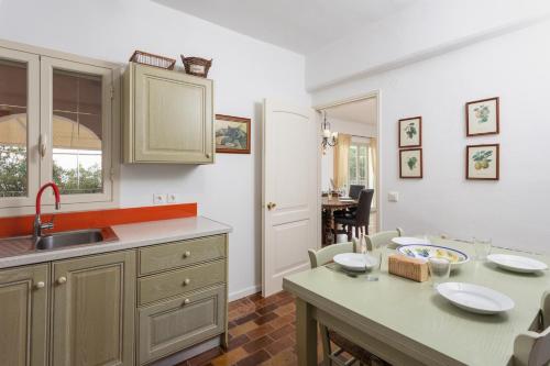 - une cuisine avec un évier et une table avec un comptoir dans l'établissement Villa Anastasia, à Agnítsini