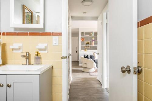 eine Küche mit einem Waschbecken und einem Flur in der Unterkunft Exclusive NEW Listing! Maple Heights Charm in Maple Heights