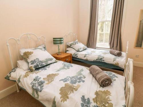 um quarto com 2 camas e uma janela em Central 2 Bed Ground floor Appt em Buxton