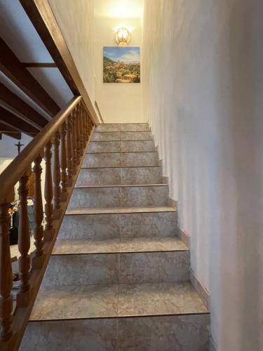 een trap in een huis met een schilderij aan de muur bij Casa de Limon in Palma de Mallorca