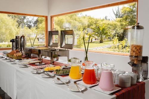 una mesa larga con diferentes tipos de bebidas en Ensenada Hotel y Campo Asociado Casa Andina, en Cajamarca