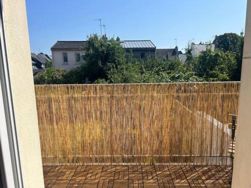 Au coeur des Chênes, 2p في بلومور: حاجز خشبي أمام المنزل