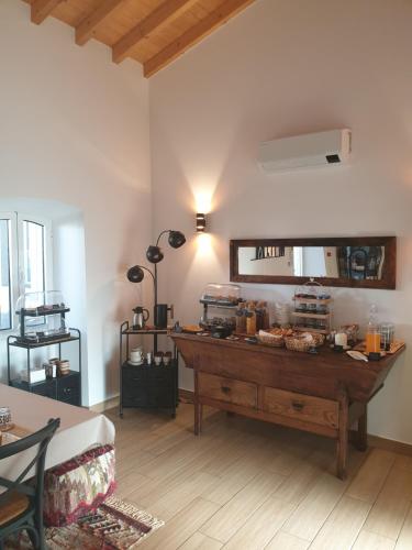 una sala de estar con una mesa con comida. en Casa das Almoleias, en Castro Verde