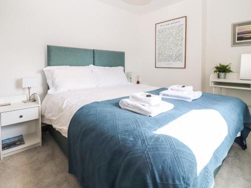 ein Schlafzimmer mit einem Bett mit zwei Handtüchern darauf in der Unterkunft Willow Cottage in Clitheroe