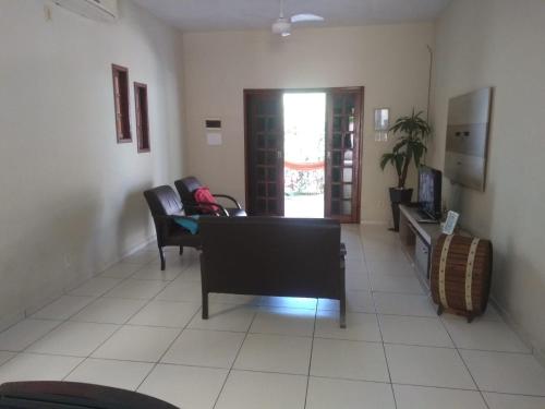 ein Wohnzimmer mit zwei Stühlen und einem Tisch in der Unterkunft Casa Temporada Prainha de Mambucaba Paraty RJ in Paraty