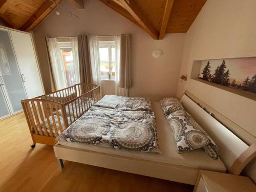 um quarto com uma cama num quarto em Ferienhaus Altenmarkt, Kaulfersch em Altenmarkt im Pongau