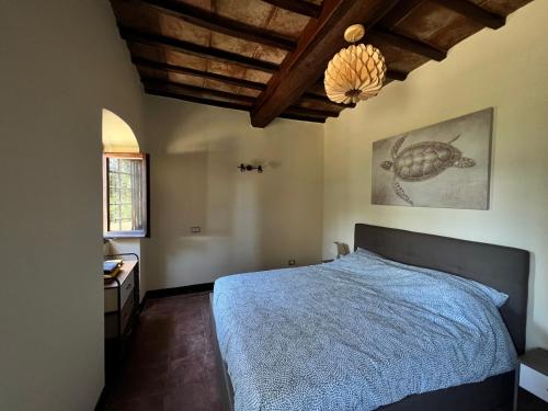 Schlafzimmer mit einem Bett und einem Kronleuchter in der Unterkunft Casa Bruna in Pontassieve