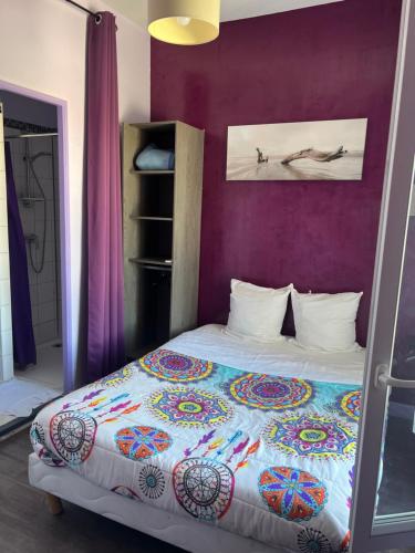 Ένα ή περισσότερα κρεβάτια σε δωμάτιο στο Hôtel des 2 Gares