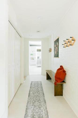 Posezení v ubytování Newly Renovated Vintage Inspired Large 4 BR Home