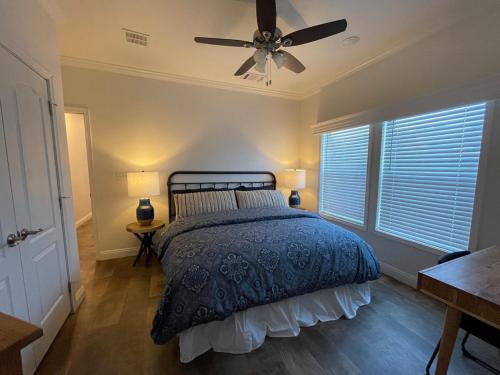 1 dormitorio con 1 cama y ventilador de techo en Beautiful Rental Just North Of Durango, en Hermosa