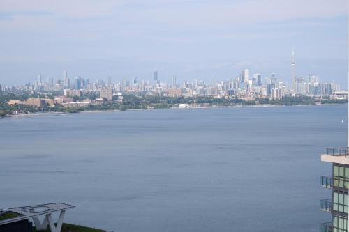 Foto dalla galleria di Modern luxury Waterfront Condo a Mississauga