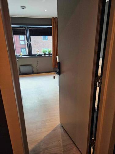 una puerta abierta a una habitación con ventana en A Cheaper Option to Hotel (free street parking), en Ålesund