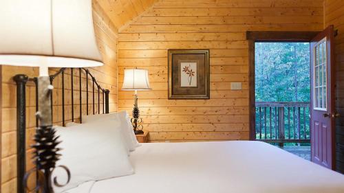 Shenandoah Wilderness Traveler في Gordonsville: غرفة نوم بسرير ابيض ونافذة
