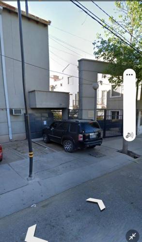 uma SUV preta estacionada em frente a um edifício em Departamento Duplex em San Juan