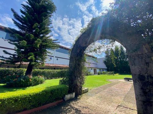 Taman di luar Hotel Boutique Unico Avandaro