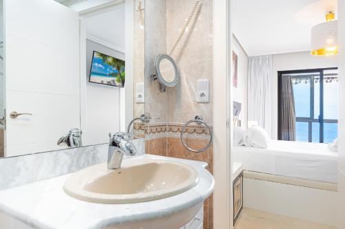 A bathroom at Los Gemelos 21-B Apartment Levante Beach