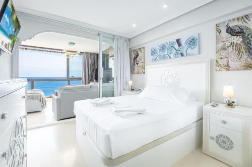 ベニドルムにあるLos Gemelos 21-B Apartment Levante Beachの白いベッドルーム(ベッド付)が備わります。