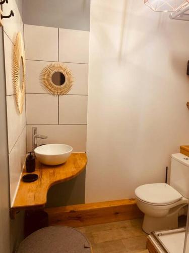 Photo de la galerie de l'établissement Grande maison de Vacances avec SPA, à Clairefougère