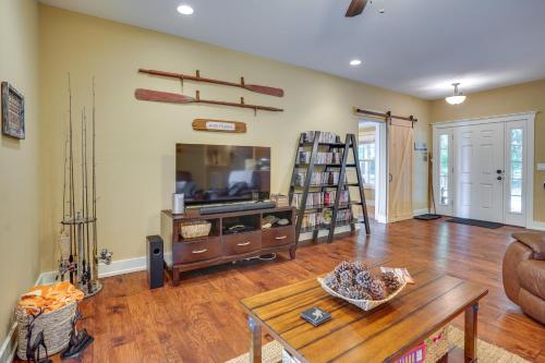 CadizにあるRustic Retreat in Cadiz On Lake Barkleyのソファとテーブルのあるリビングルーム